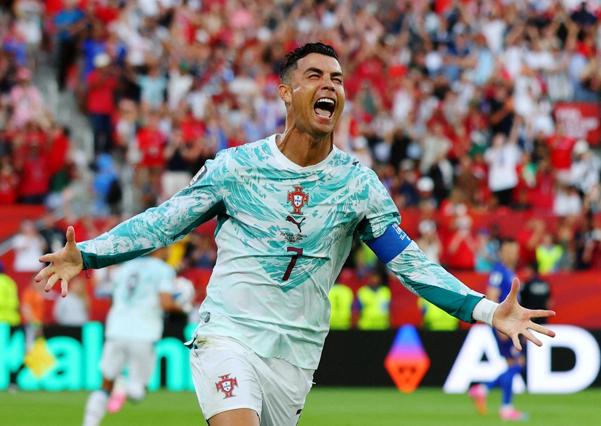 Ronaldo động viên Modric và tri ân người đồng đội quá cố Diogo Jota sau trận.