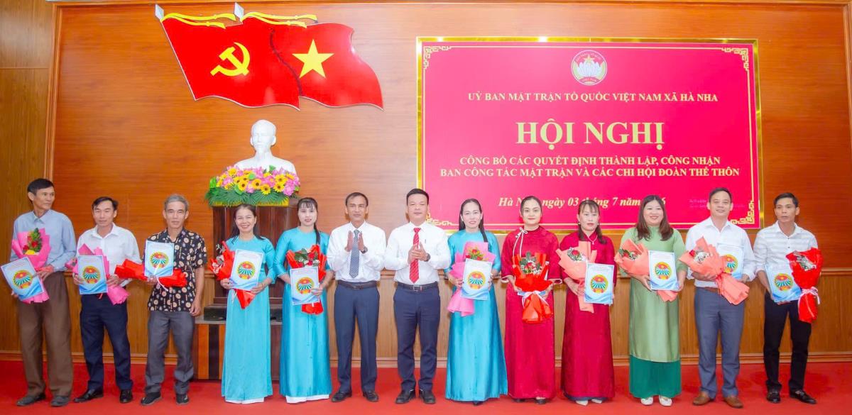 Lãnh đạo Ủy ban MTTQ Việt Nam xã trao quyết định thành lập, công nhận Ban Công tác Mặt trận, Chi hội Cựu chiến binh, Chi hội Phụ nữ, Chi hội Nông dân và Chi đoàn Thanh niên và các đồng chí được giao nhiệm vụ.