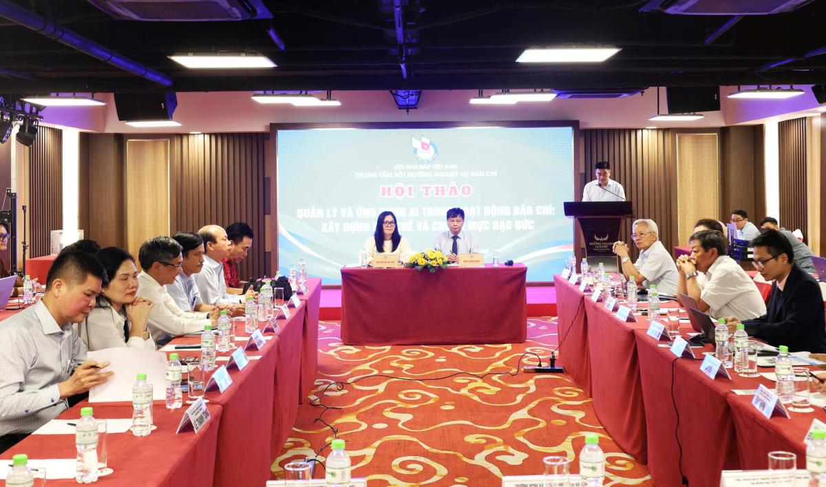 Đại biểu tham luận tại hội thảo