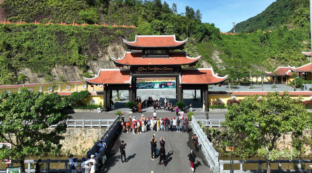 Ngày hội Đông Giang thu hút hàng nghìn du khách đến khu vực phía Tây Đà Nẵng