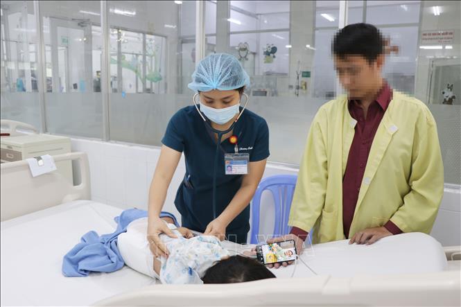 Bác sĩ Bệnh viện Nhi đồng Đồng Nai hướng dẫn người nhà chăm sóc và bổ sung dinh dưỡng cho bệnh nhi.