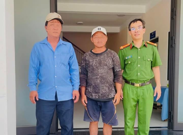 Công an xã Tam Anh bàn giao anh T. về với gia đình an toàn.
