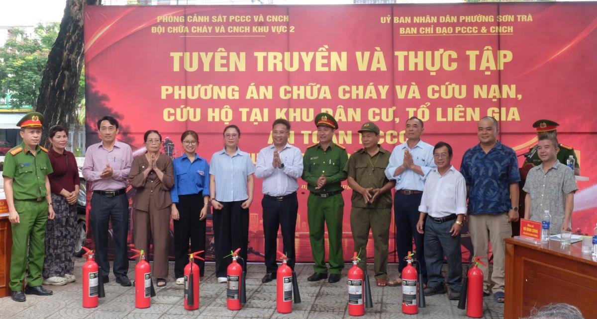 Lực lượng chữa cháy chuyên nghiệp tiến hành dập tắt đám cháy