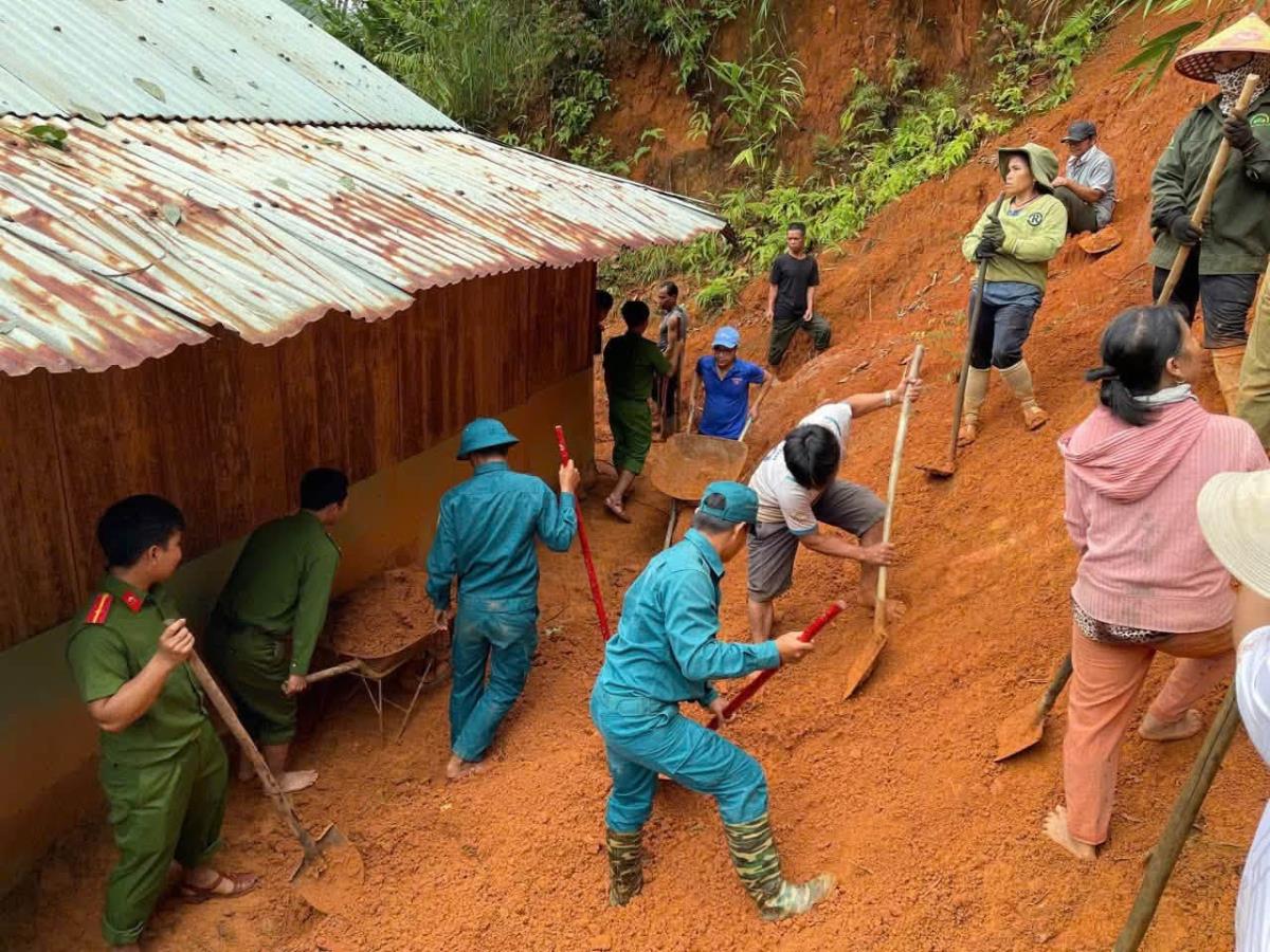 Lượng lớn đất đá sạt lở tràn xuống ra mặt đường, gây khó khăn cho việc đi lại của Nhân dân.