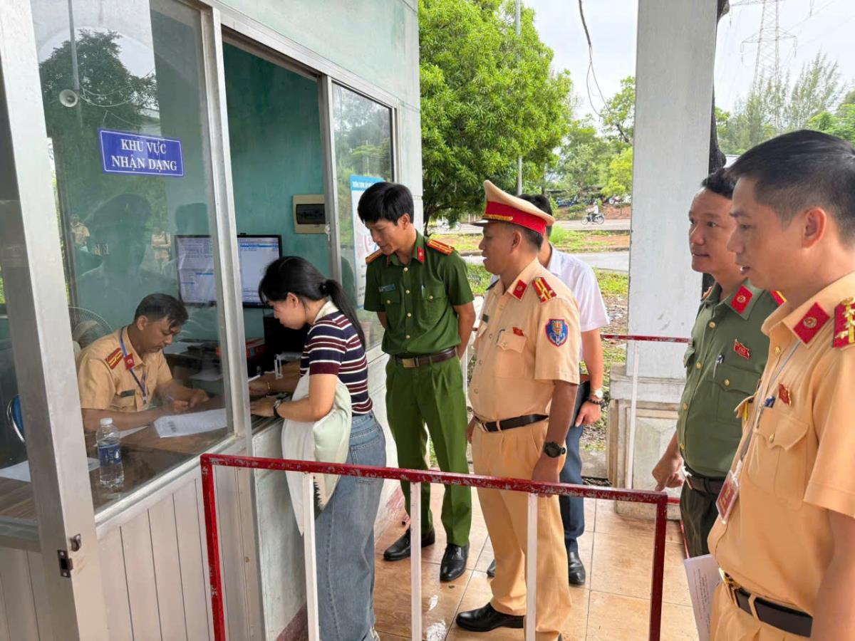 CSGT kiểm tra công tác sát hạch lái xe