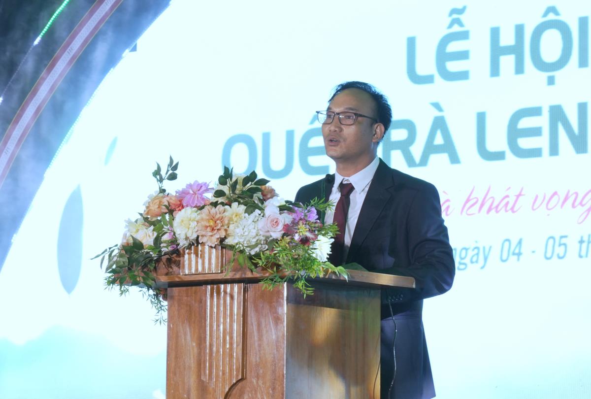 Thiếu nữ Trà Leng trong trang phục truyền thống biểu diễn nhạc cụ tại lễ hội.