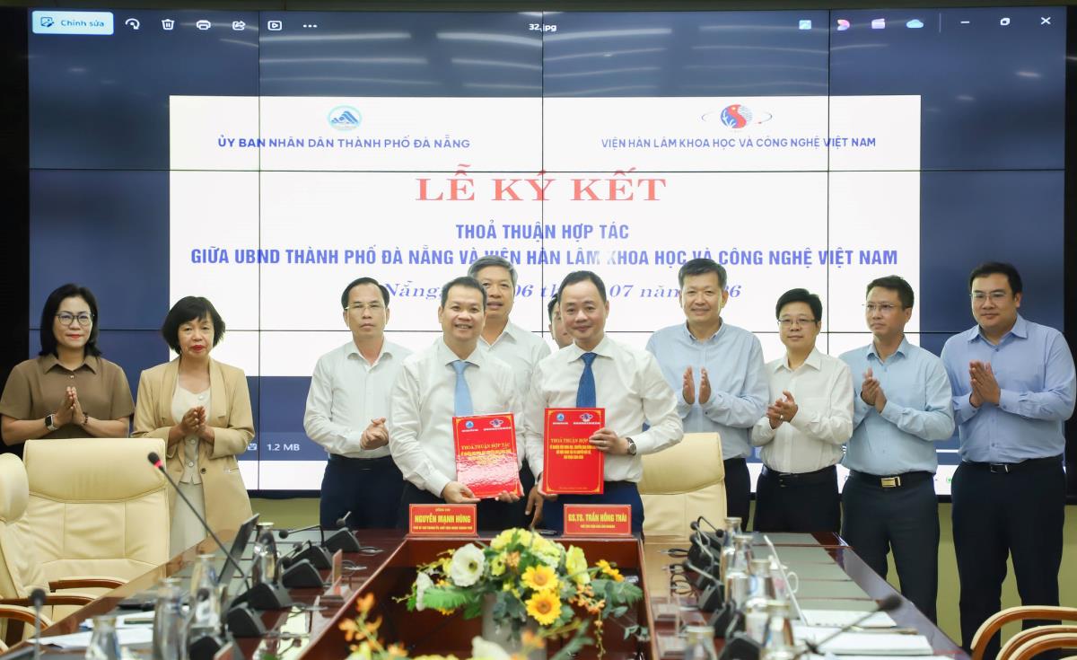 Lãnh đạo UBND thành phố và Viện Hàn lâm Khoa học và Công nghệ Việt Nam ký kết thỏa thuận hợp tác.