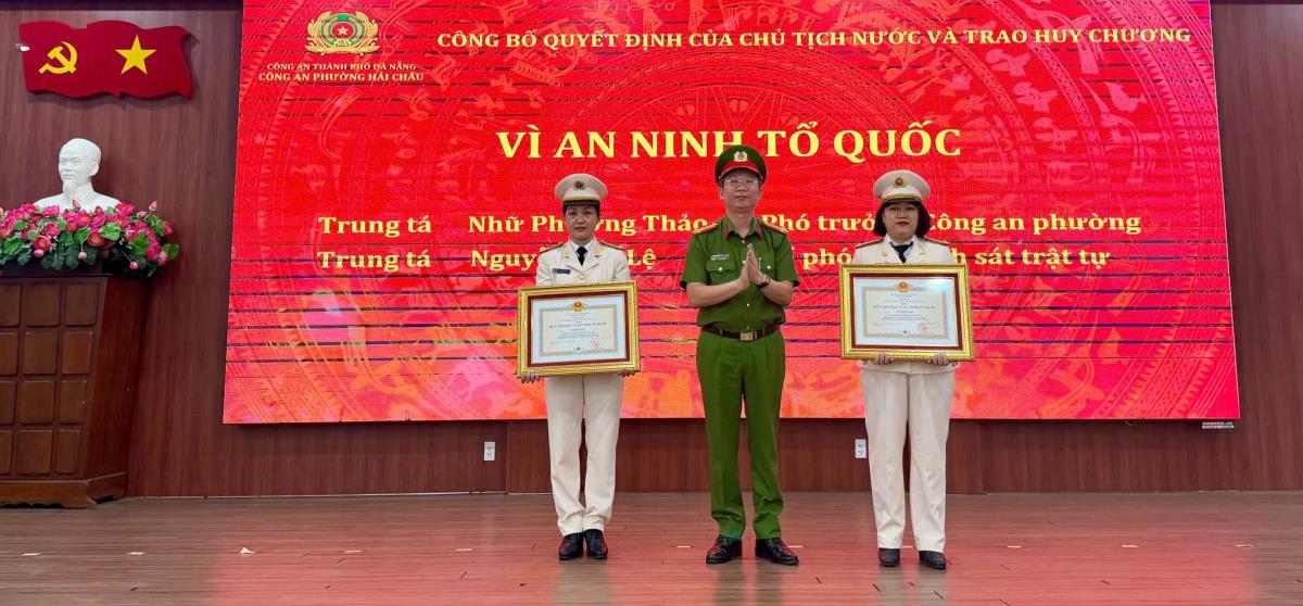 Lãnh đạo Công an phường Hải Châu trao Huy chương "Vì an ninh Tổ quốc" và Huy chương "Chiến sĩ vẻ vang" cho cán bộ, chiến sĩ.