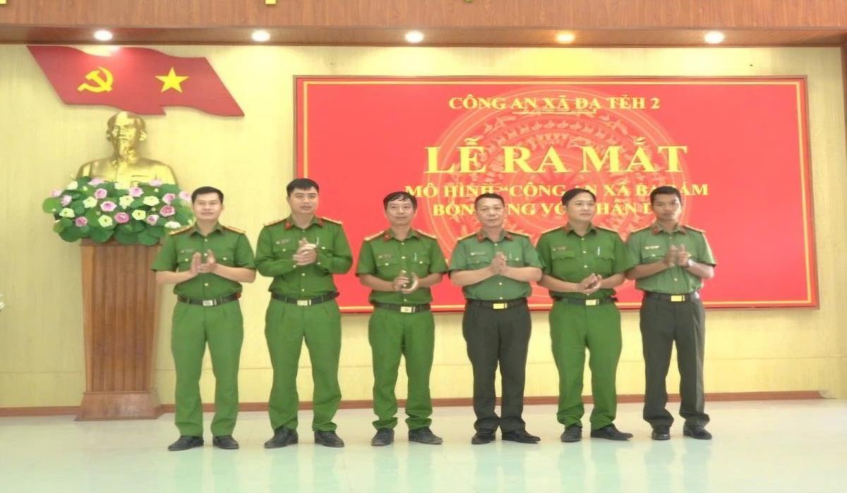 Ban điều hành mô hình ra mắt.