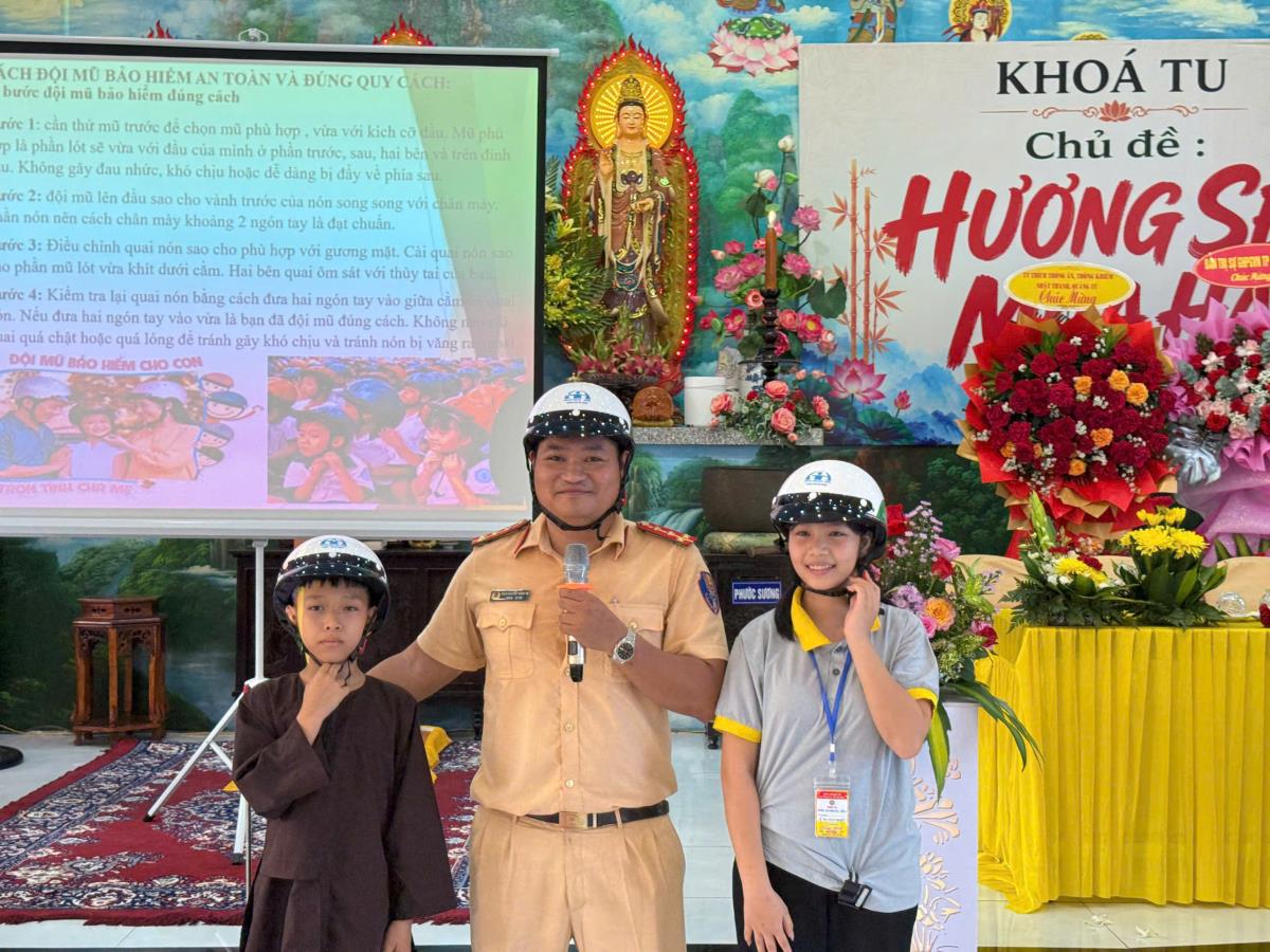 Tặng mũ bảo hiểm cho các em tham gia chương trình.