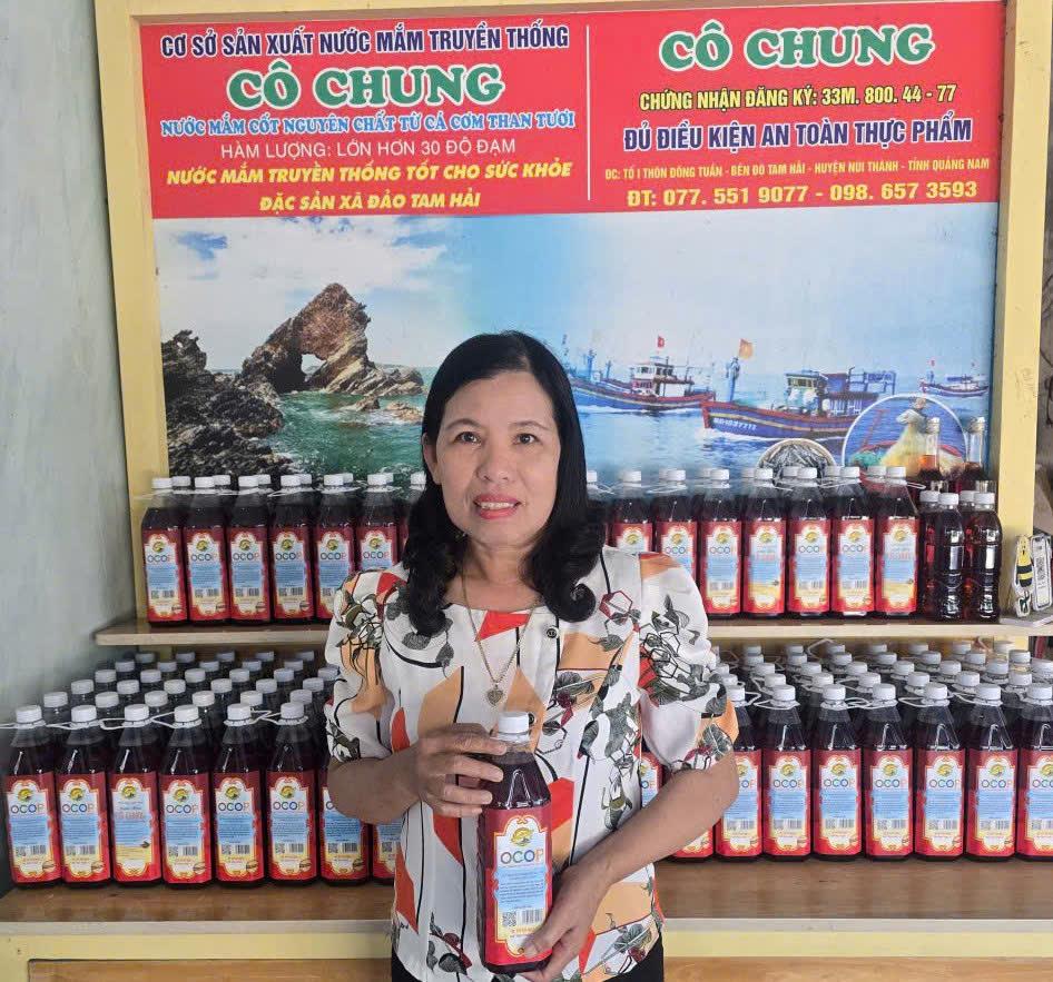 Chị Lê Na với sản phẩm khởi nghiệp.