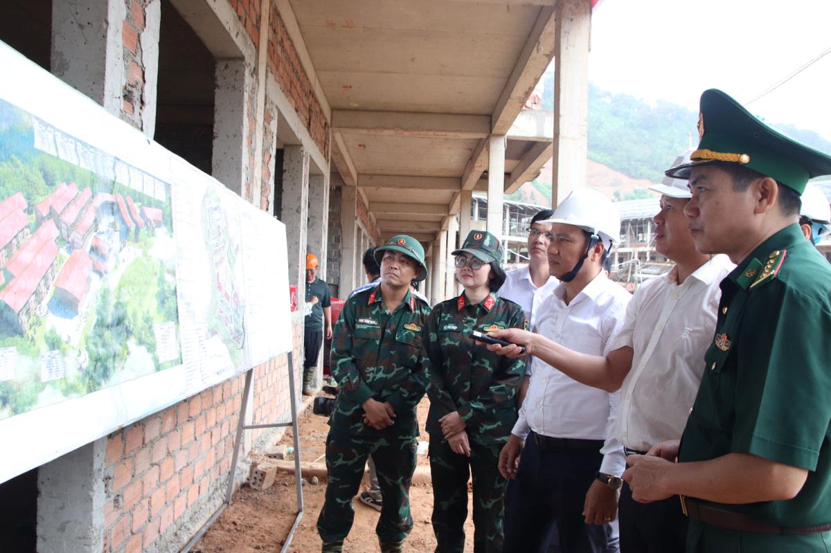 Phó Bí thư Thường trực Thành ủy Nguyễn Đình Vĩnh kiểm tra tiến độ tại dự án Trường phổ thông nội trú liên cấp tiểu học - THCS Hùng Sơn.