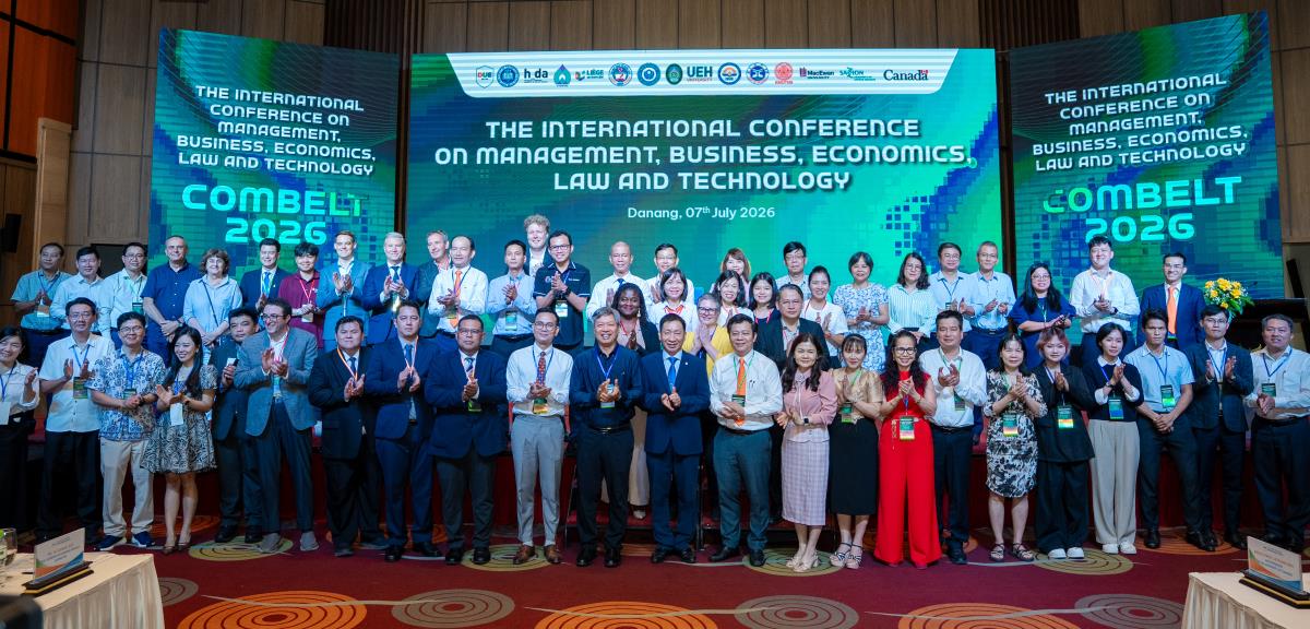 Phó Chủ tịch UBND TP Đà Nẵng Hồ Quang Bửu (thứ 11 từ trái sang) chụp ảnh lưu niệm cùng các đại biểu tại hội thảo.