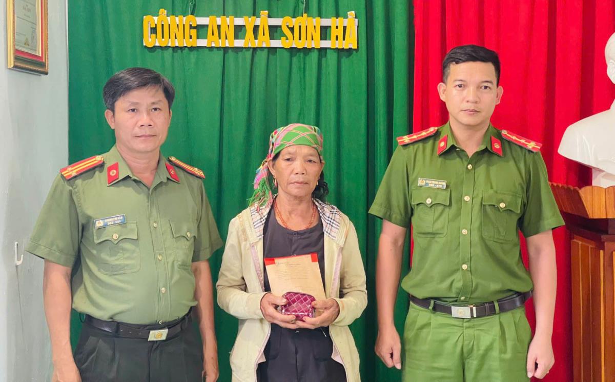 Công an xã Sơn Hà trao trả tài sản cho bà Hoách.