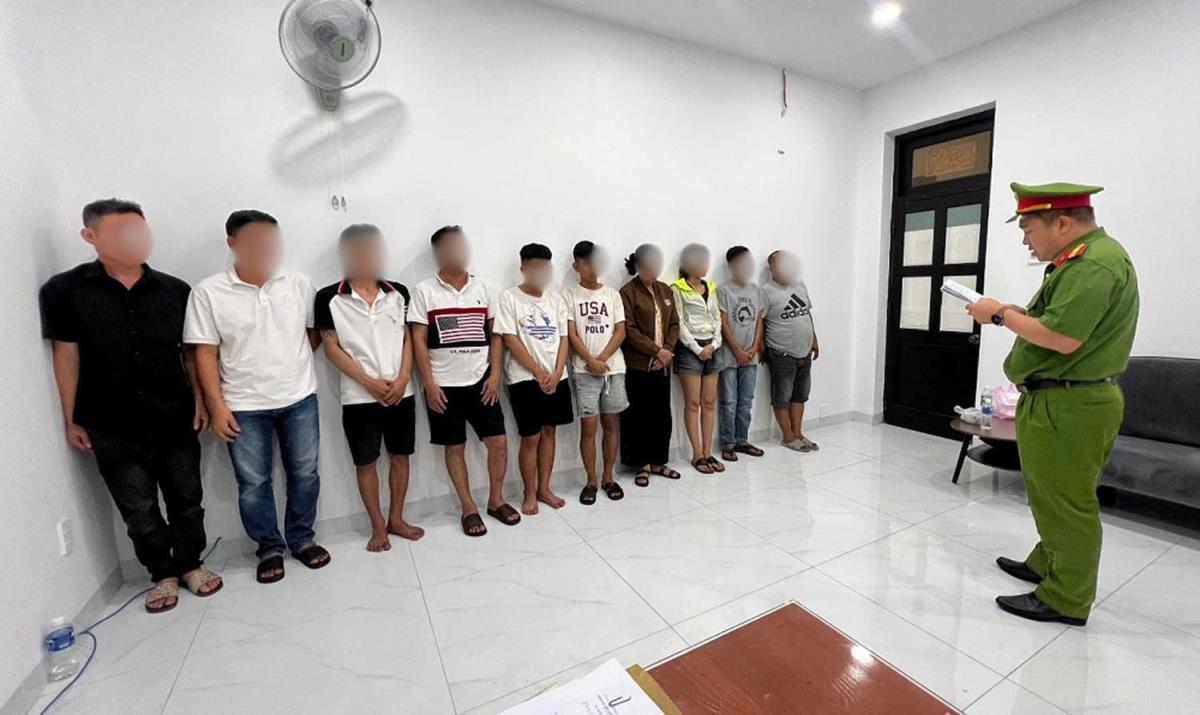 Cơ quan Công an tạm giữ các đối tượng tham gia đánh bạc.