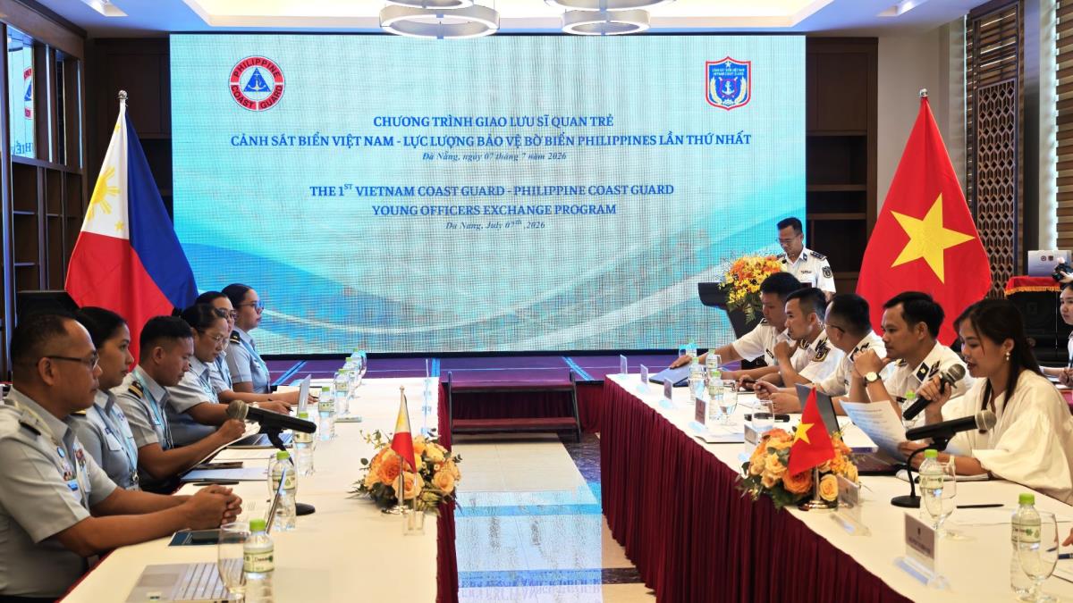 Các đại biểu chụp hình lưu niệm tại chương trình.