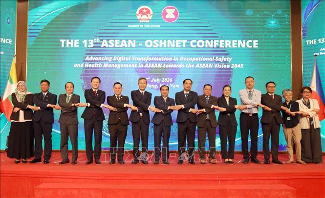 Đại biểu dự khai mạc diễn đàn chụp ảnh chung.