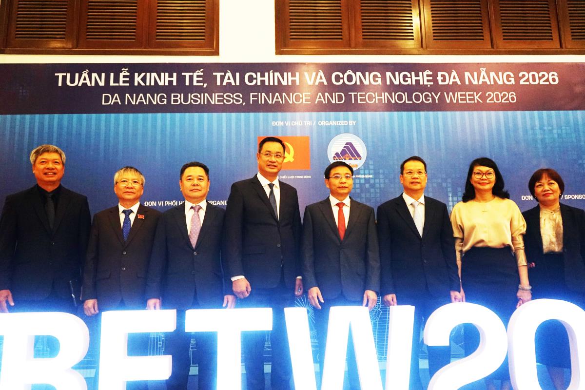 Các đại biểu tham quan khu triển lãm các sản phẩm kinh tế, tài chính, công nghệ của các doanh nghiệp.