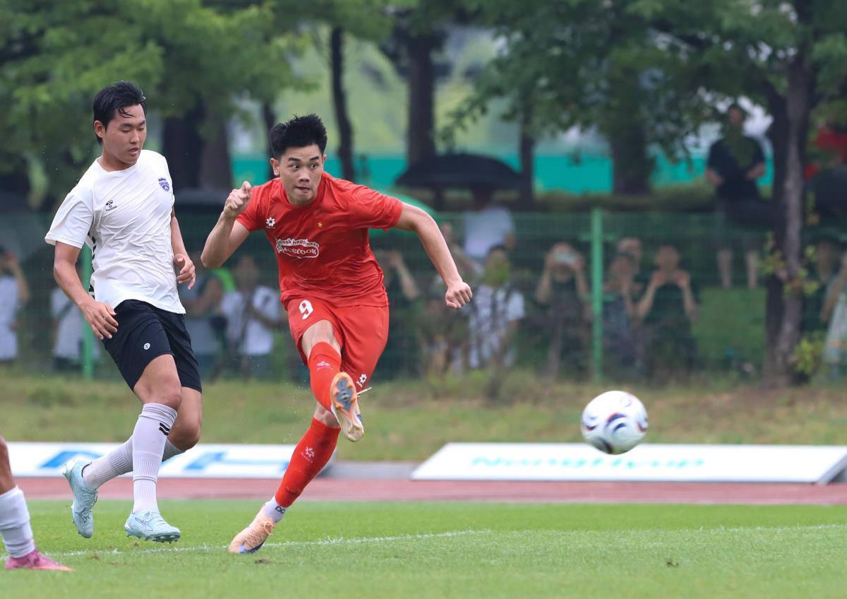 Đình Bắc góp 1 bàn trong chiến thắng 6-0 của đội tuyển Việt Nam trước Siheung FC.