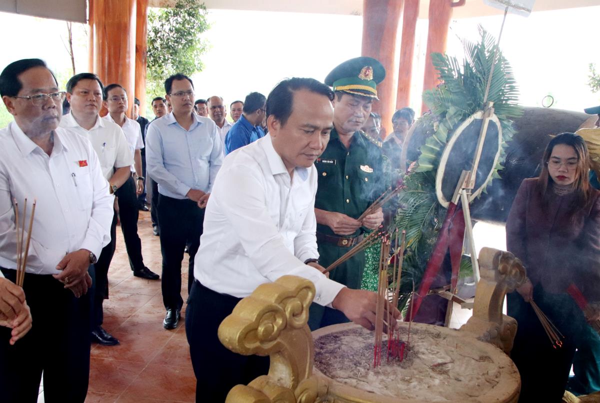 Phó Bí thư Thường trực Thành ủy Nguyễn Đình Vĩnh tặng qua cho già làng Bríu Pố - người có uy tín trong cộng đồng