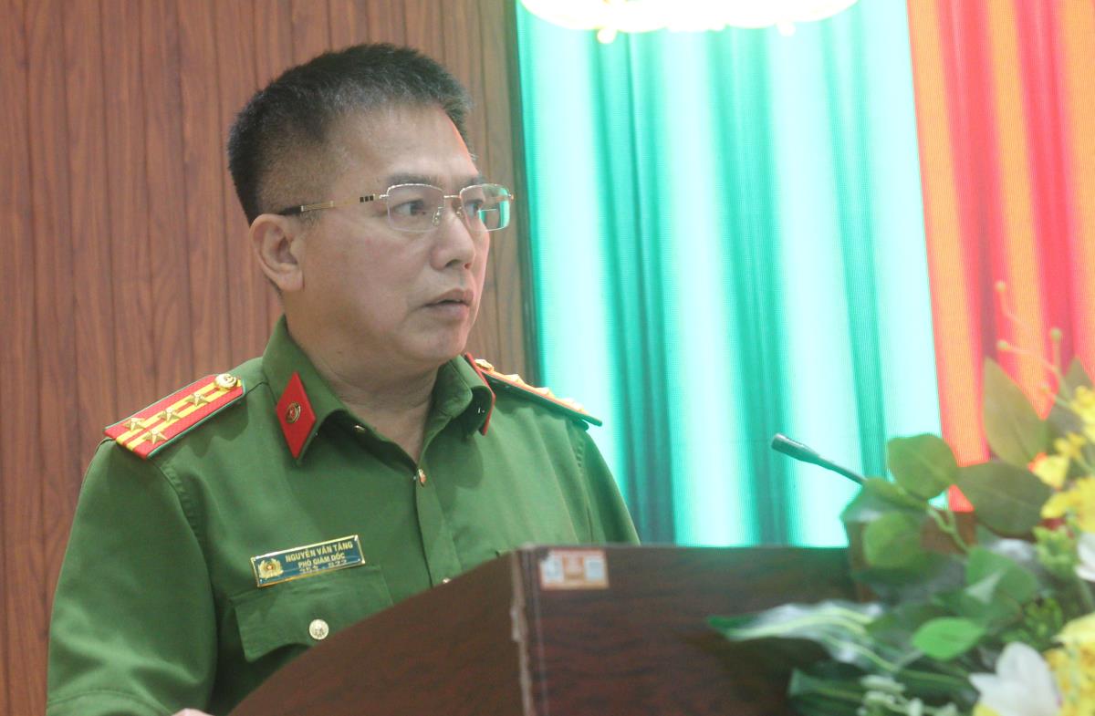 Bí thư Đảng ủy phường Thanh Khê Nguyễn Thành Tiến và Chủ tịch UBND phường Trần Tường Vân tặng Giấy khen cho các tập thể, cá nhân.