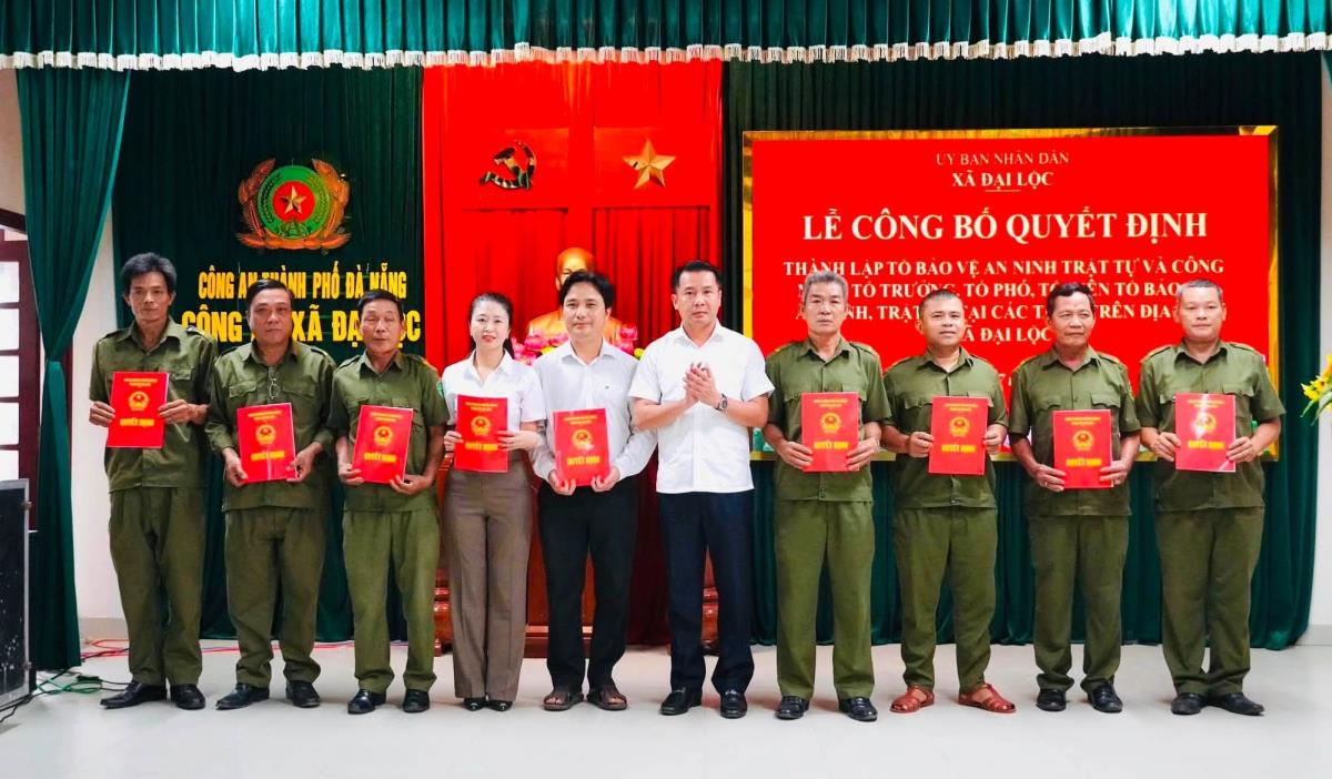 Lãnh đạo Công an xã Đại Lộc trao quyết định công nhận Tổ trưởng, Tổ phó, Tổ viên Tổ bảo vệ ANTT ở cơ sở tại 16 thôn.