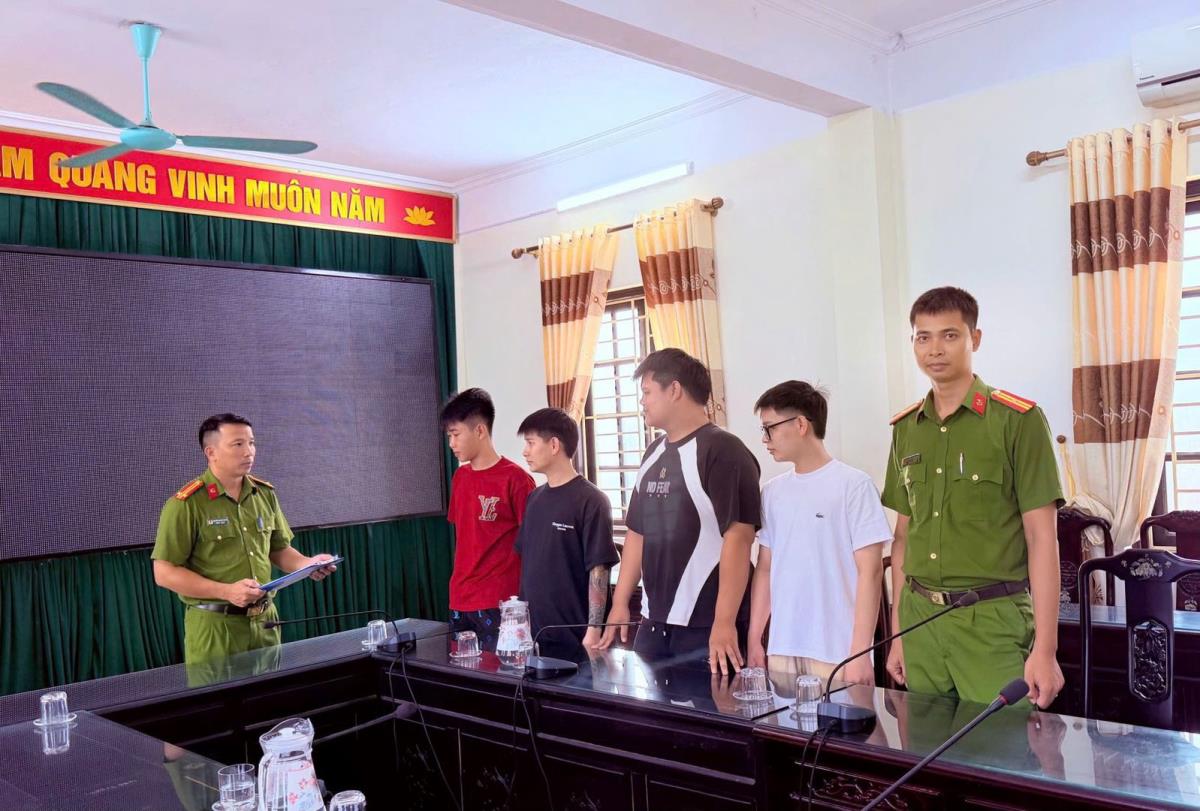 Một đối tượng trong nhóm thu thập, mua bán tài khoản ngân hàng của học sinh tại Hưng Yên bị bắt giữ cùng tang vật.