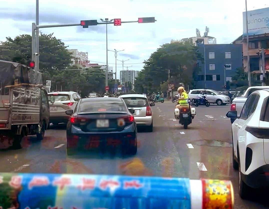 Việc làm khẩn trương, nhân văn của lực lượng Cảnh sát giao thông Công an TP Đà Nẵng tiếp tục lan tỏa hình ảnh đẹp của người chiến sĩ Công an nhân dân vì nhân dân phục vụ (ảnh cắt từ clip).