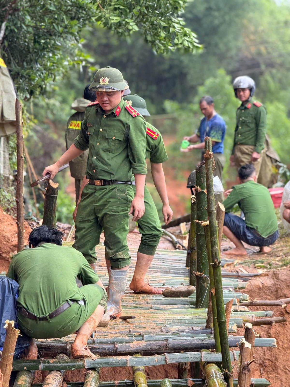 Thượng úy Phan Ngọc Phú tuyên truyền pháp luật tại trường học.