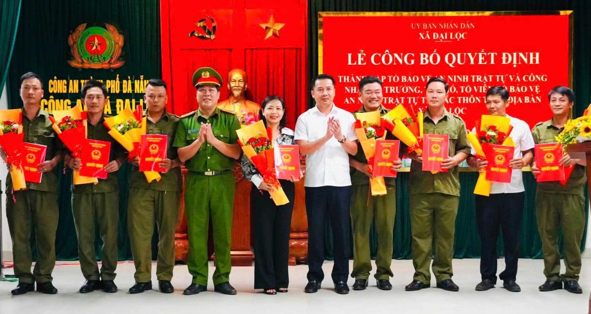 Lãnh đạo UBND xã, Công an xã Đại Lộc trao Quyết định, tặng hoa các Tổ bảo vệ an ninh, trật tự ở cơ sở.