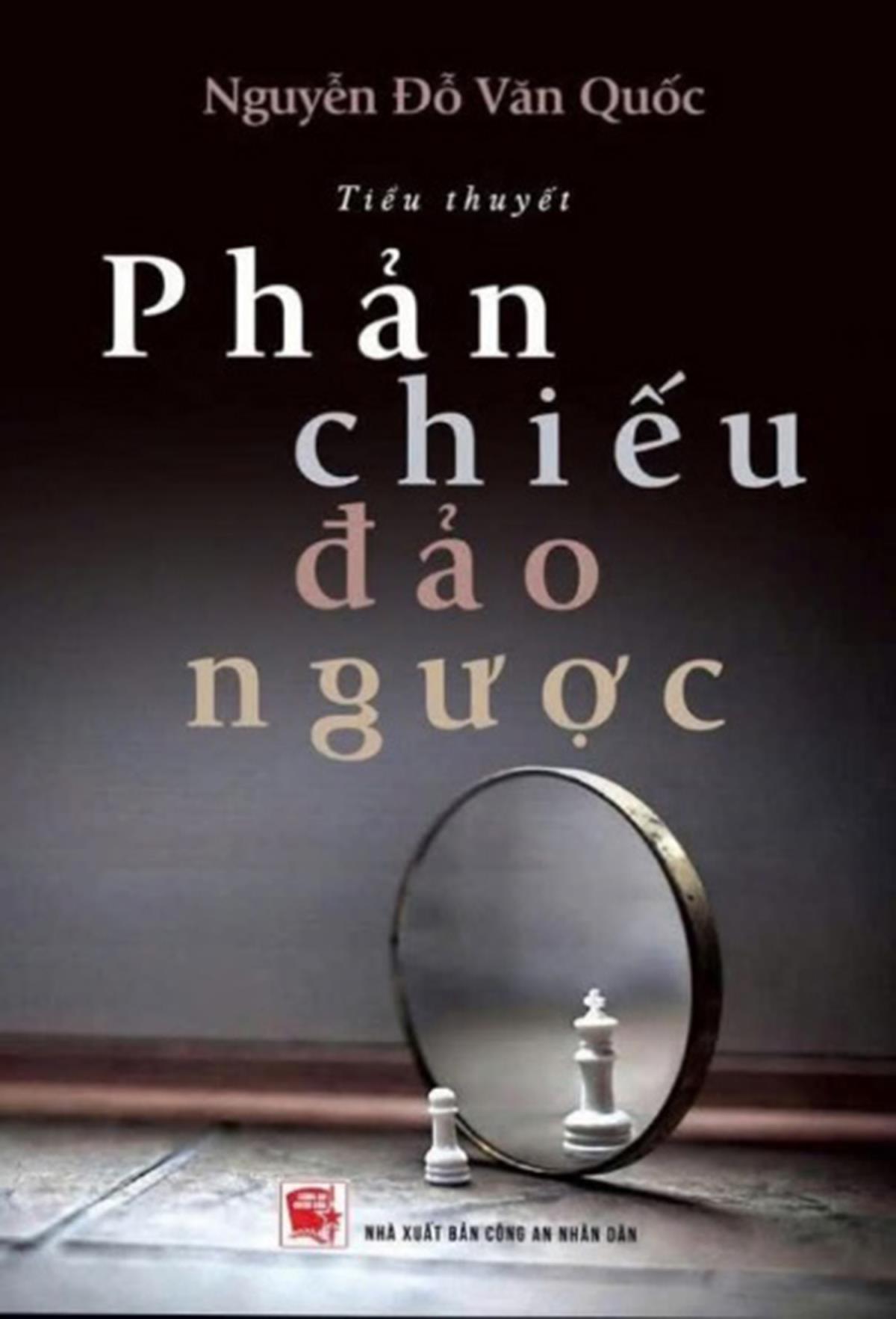 Tác giả Nguyễn Đỗ Văn Quốc ký tặng sách cho bạn đọc trong ngày ra mắt tiểu thuyết "Phản chiếu đảo ngược".