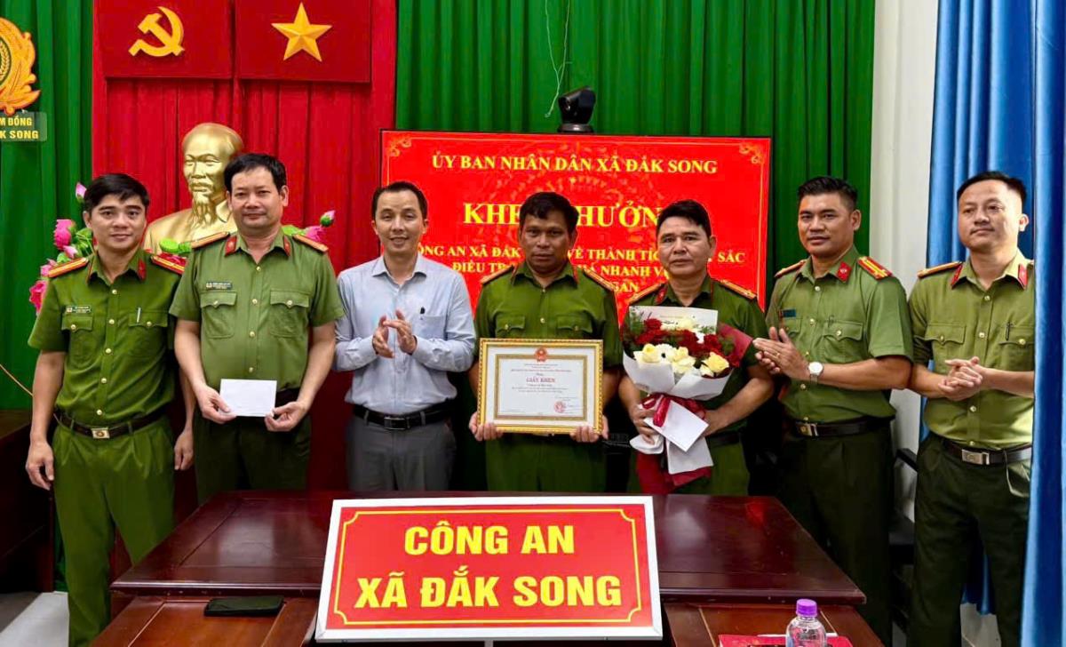 Khen thưởng công an xã Đắk Song khám phá nhanh vụ trộm cắp tài sản