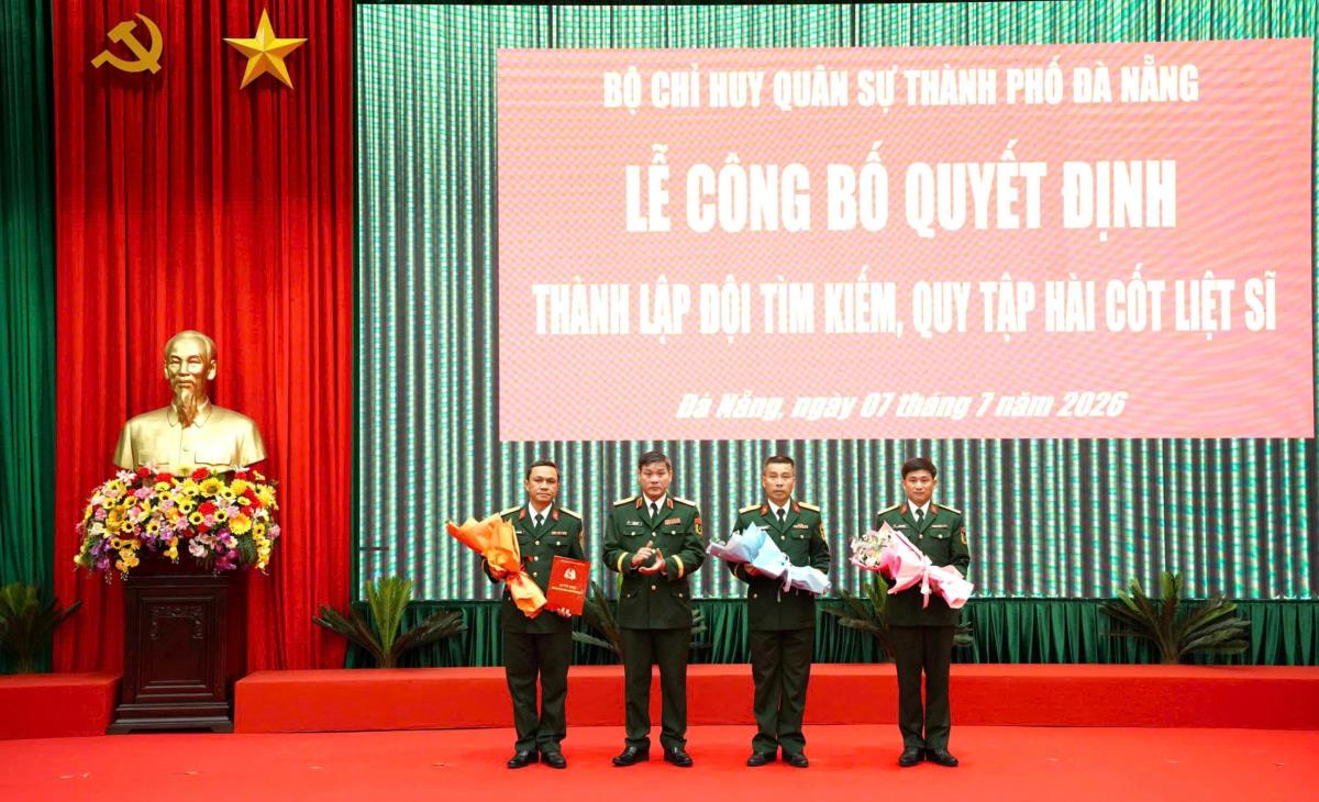 Thượng tá Nguyễn Văn Nhất - Bí thư Đảng ủy Phòng Chính trị, BCH Quân sự TP Đà Nẵng tặng hoa Chi bộ Đội tìm kiếm, quy tập hài cốt liệt sĩ