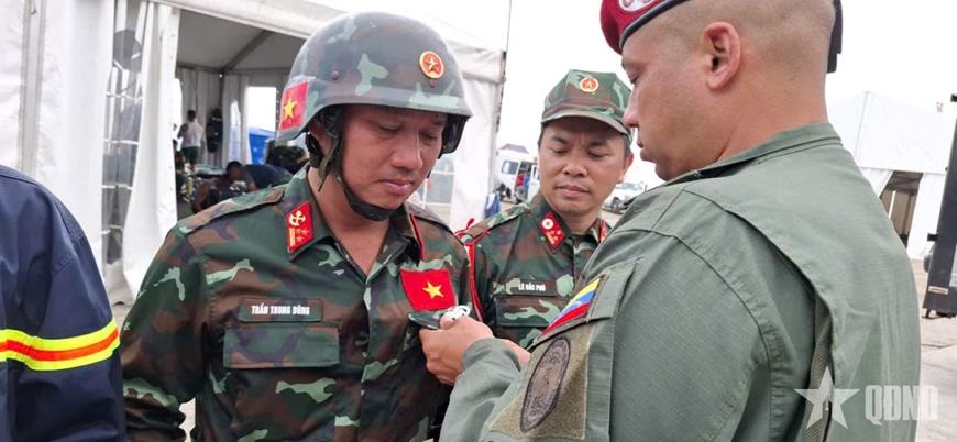 Đại diện Chính phủ Venezuela trao Huy chương "Anh hùng Venezuela" hạng Nhì cho các cá nhân của đoàn Việt Nam.