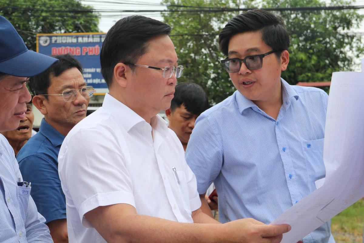 Chủ tịch Ủy ban MTTQ Việt Nam thành phố Lê Trí Thanh gặp gỡ các hộ dân bị ảnh hưởng bởi dự án kéo dài. Ảnh: HUYỀN TRÂN