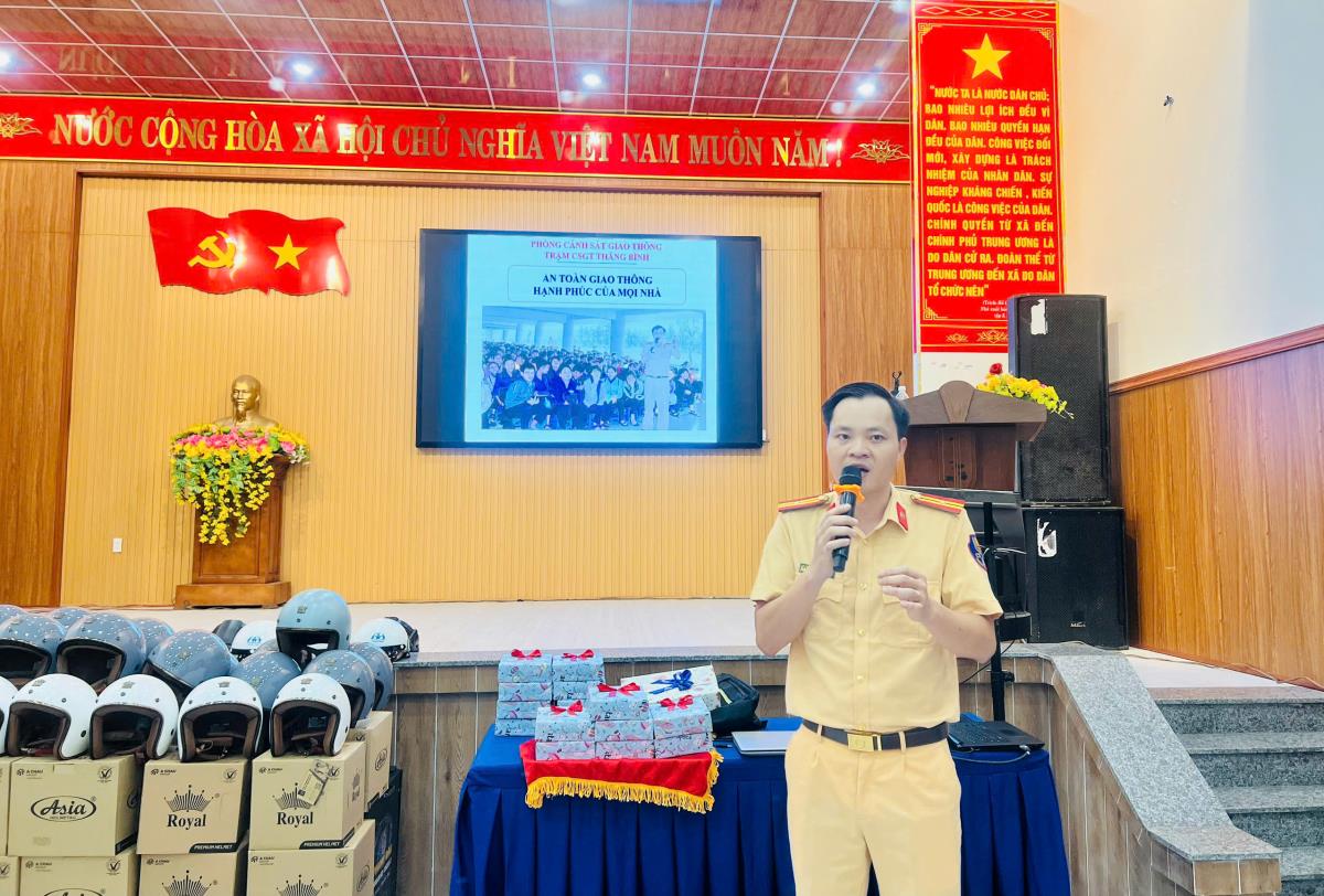 Hàng trăm mũ bảo hiểm được dành tặng cho người dân, thanh thiếu niên.