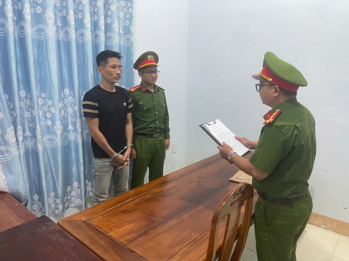 Đối tượng Tú bị bắt giữ cùng số tang vật trộm cắp.