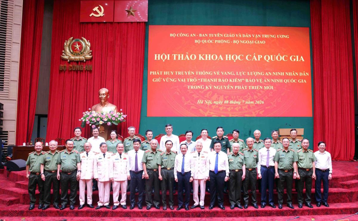 Thứ trưởng Bộ Quốc phòng Nguyễn Văn Gấu điều hành phiên thảo luận thứ hai.