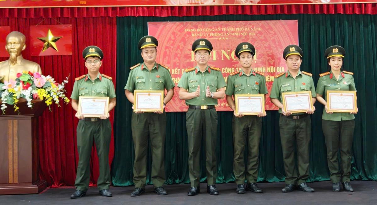 Đại tá Nguyễn Đại Đồng trao Giấy khen cho cán bộ chiến sĩ có thành tích xuất sắc.