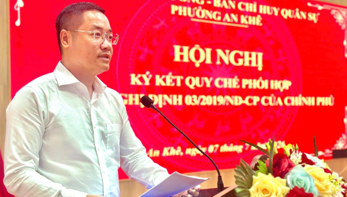 Lãnh đạo phường An Khê tặng hoa chúc mừng nhân kỷ niệm 80 năm Ngày truyền thống Lực lượng An ninh nhân dân.