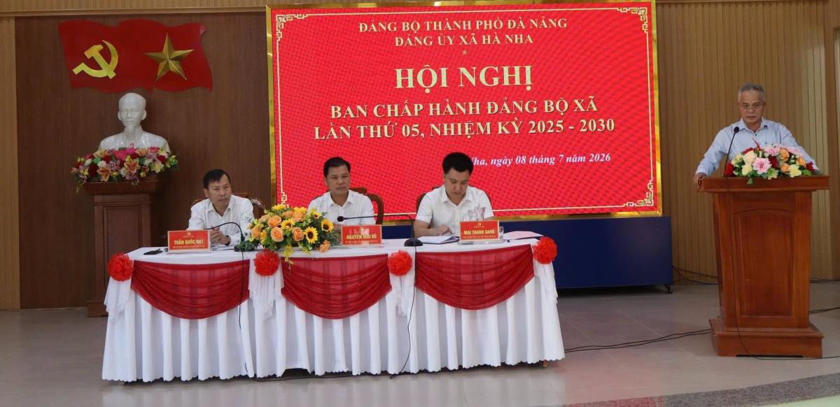 Các đại biểu chủ trì, dự hội nghị.