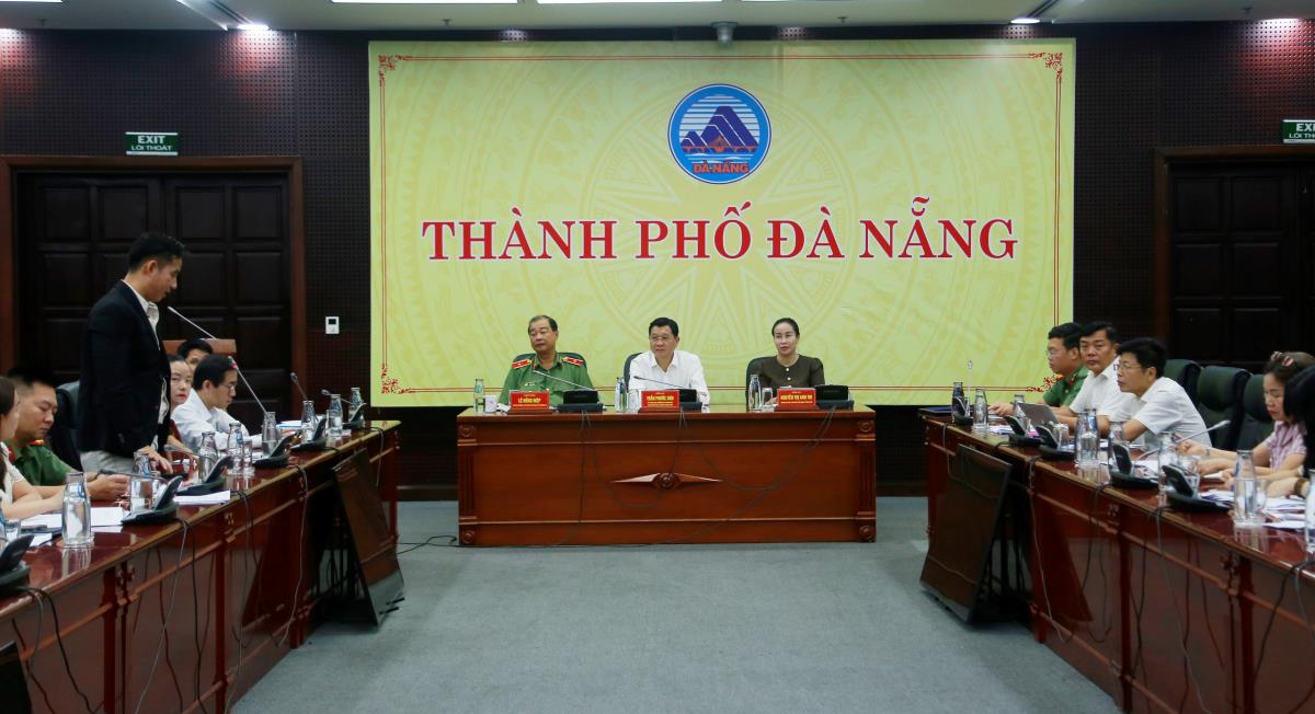 Lãnh đạo Cục Công tác chính trị và lãnh đạo TP Đà Nẵng chủ trì hội nghị.