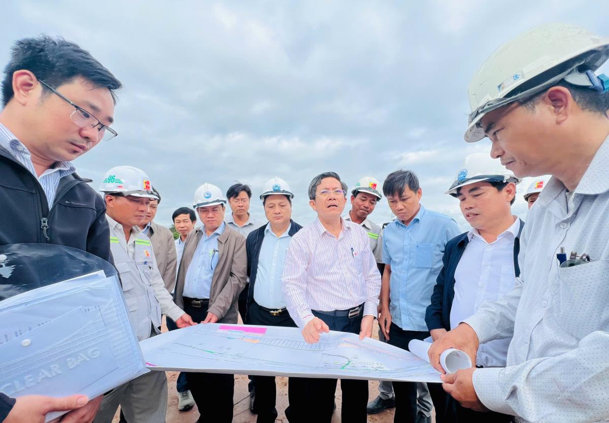 Phó Chủ tịch UBND thành phố Trần Nam Hưng đi kiểm tra thực tế dự án.