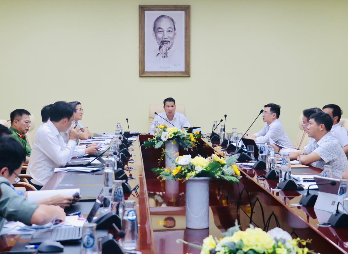 Chủ tịch UBND thành phố Nguyễn Mạnh Hùng chủ trì buổi làm việc.