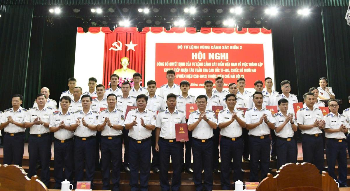 Tàu CSB 4042 trước khi hạ thuỷ, bàn giao cho Vùng Cảnh sát biển 2.