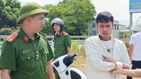 Công an xã Triệu Phong kiểm tra, phát hiện Binh tàng trữ ma túy.