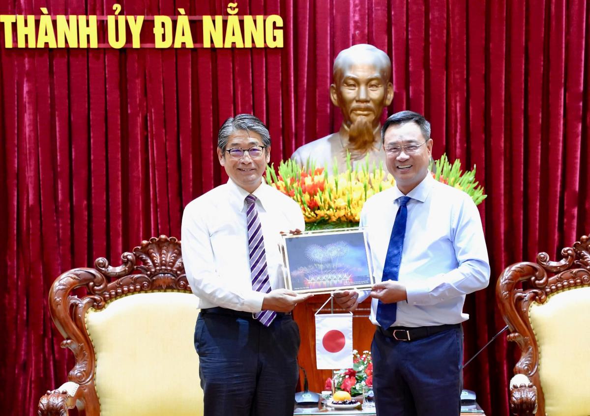 Các đại biểu chụp hình lưu niệm.