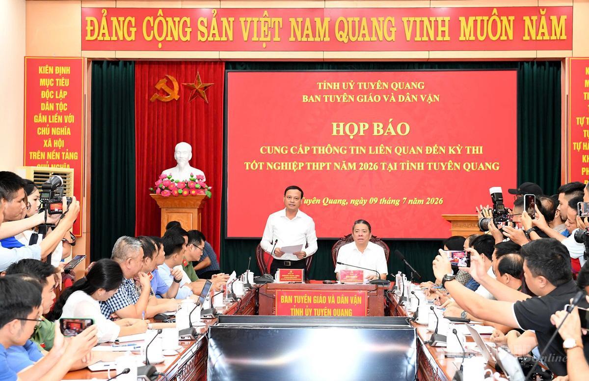 Lãnh đạo Sở GD&ĐT báo cáo công tác tổ chức Kỳ thi tốt nghiệp THPT năm 2026 trên địa bàn tỉnh Tuyên Quang. Ảnh: B.T.Q