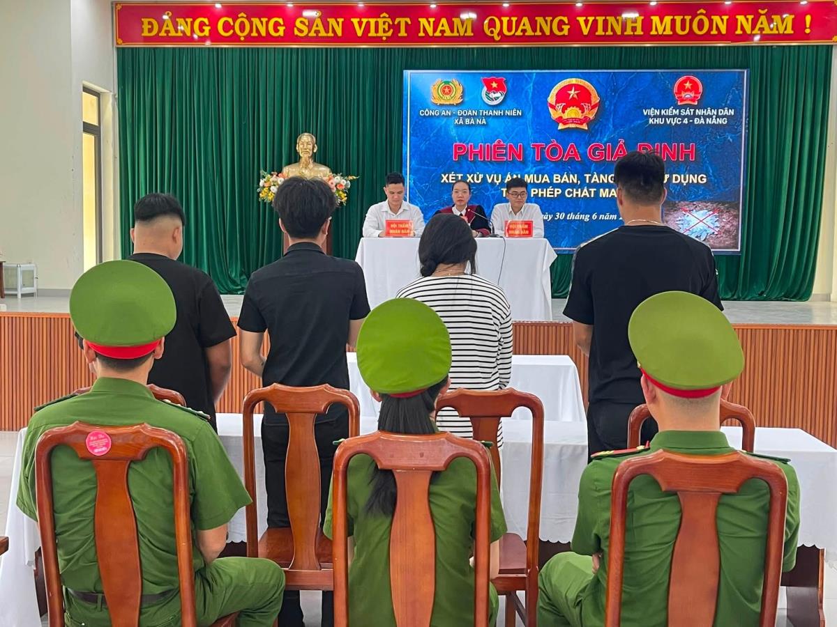 Công an xã Bà Nà kiểm tra các khu nhà ở công nhân, lán trại, tổ đội thi công trên đỉnh khu du lịch.