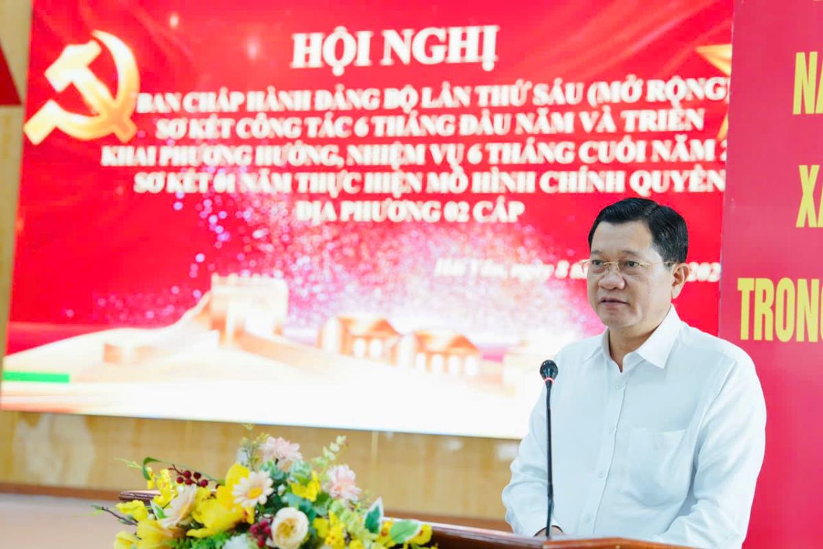 Lãnh đạo phường Hải Vân trao khen thưởng cho các tập thể, cá nhân.